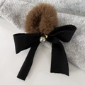 Dettaglio di un pompon di peluche marrone e un fiocco in nastro gros-grain nero e perla - Nero