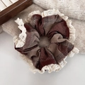 Dettaglio dello scrunchie a quadretti marrone nocciola con pizzo su maglia morbida - Plaid Rosso