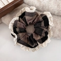 Dettaglio dell'elastico per capelli a scacchi con pizzo su scatola di legno - Plaid Grigio Nero