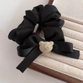 Chouchou élégant en satin noir avec nœud et pendentif ours marbré sur boîte à bijoux - Noir