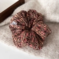 Gros plan du chouchou en tricot à carreaux avec texture douce et étiquette de marque automnale - Chouchou à Carreaux Rose Brun