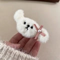 Detailopname van de witte pluche haarklem met roze strik en elegante parel - Witte Puppy Krokodillenbekspeld