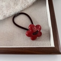 Elegante coletero de flor roja con acabado brillante y cordón elástico alto - Flor