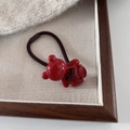 Coletero rojo con osito de resina y banda elástica marrón para el pelo de mujer - Oso