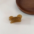 Détail de la pince à cheveux en acétate marron en forme de tête d'ours et texte gravé - Café au Lait