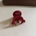 Détail d'une pince à cheveux rouge brillante avec gravure dorée FRANCE Handmade élégante - Rouge