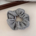 Détail d'un chouchou en maille grise avec texture côtelée et étiquette blanche de marque - Gris Clair Chouchou