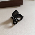 Vue macro de la petite pince à cheveux noire avec inscription dorée France Handmade - Noir