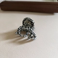 Dettaglio del fermaglio per capelli in acetato fatto a mano con classiche macchie dalmata - Pois Nero Bianco