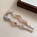 Detail of wavy acetate U-shaped hair pin with marble texture and crystal inlay - AB Color
