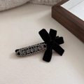 Detalle de pasador de pelo con lazo de terciopelo y cristales brillantes sobre metal negro - Estilo Lazo Terciopelo Strass Negro Grisáceo