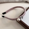 Dettaglio di un cerchietto in ciniglia rosa con perle grandi e cristalli grigi - Cerchietto Rosa