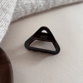 Détail de la pince à cheveux triangulaire en acétate écaille avec logo doré gravé - Café