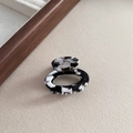 Dettaglio della molletta in acetato marmorizzato con logo dorato FRANCE Handmade inciso - Motivo bianco e nero
