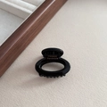 Dettaglio macro della molletta nera per capelli con incisione dorata France Handmade interna - Nero