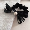 Coletero elegante de terciopelo negro con lazo de satén y detalles de perlas - Goma de pelo negra / Negro