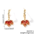 Vista detallada de pendientes de hoja de arce con circonitas rojas y medida 3,4 cm - Estilo Colgante Hoja de Arce con Aro Torsado (E02737-1)