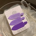 Vue détaillée de 3 barrettes à cheveux mates violettes sur carte d'emballage - Violet