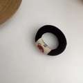 Dettaglio dell'elastico nero in peluche con etichetta di orso e morbida texture spugna - Nero