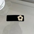 Detalle de una pinza para el pelo de terciopelo negro con una flor de resina clásica en blanco - Pinza Cuadrada / Negro