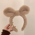 Details des flauschigen khakifarbenen Stirnbands mit großer Schleife und weichem Pelzimitat - Khaki