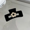 Detalle de una pinza para el cabello flocada negra con un diseño de flor crema minimalista - Pinza cuadrada / Negro