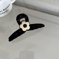 Primer plano de pinza de pelo de terciopelo negro con detalle de flor blanca - Pinza de Cangrejo Cruzada / Negro
