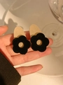 Paar Vintage-Haarspangen aus schwarzem Samt in Blumenform auf einer braunen Karte - Schwarze Blume