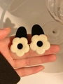Paar Retro-Haarspangen aus schwarzem Samt mit weißen Blumen für ein elegantes Styling - Weiße Blume