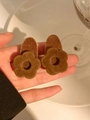 Paar braune Retro-Blumen-Haarspangen aus Samt mit weicher beflockter Textur in der Hand - Kaffee Blume