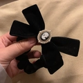 Scrunchie vintage in velluto nero con cameo di donna e cornice di perle finte - Nero
