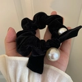 Dettaglio di elastico per capelli in velluto nero con grandi perle bianche e fiocco elegante - Nero