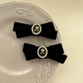 Fermagli vintage in velluto nero con rilievo di rose dorate e perle su piatto in ceramica - Nero
