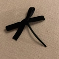 Eleganter Vintage Haarclip mit schwarzer Samtschleife und klassischem Metallverschluss - Haarspangen-Stil