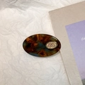 Detail der Acetat-Haarspange mit Schildpattmuster und goldener ovaler POKO TOSCA Plakette - Vintage Blau Orange