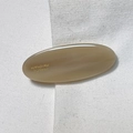 Vue détaillée d'une pince à cheveux ovale en acétate beige avec logo France Handmade doré - Blanc Lait