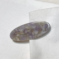 Vue détaillée de la pince à cheveux ovale en acétate avec logo doré France Handmade - Violet fantôme