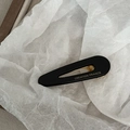 Dettaglio di un fermaglio per capelli in acetato nero con scritta dorata Creation France - Nero