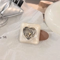 Dettaglio del fermaglio per capelli quadrato in resina con strass a cuore e clip a becco - Cuore Bianco Conchiglia - Becco d'Anatra