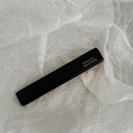 Detailansicht der schwarzen Haarspange mit Goldmetallbasis und France Handmade Text - Schwarz