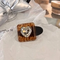 Dettaglio del fermaglio quadrato leopardato con cristallo a cuore su carta bianca - Cuore Leopardato - Becco d'Anatra