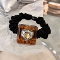 Dettaglio di elastico nero con fibbia leopardata quadrata e strass a forma di cuore - Cuore Leopardato - Scrunchie