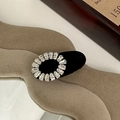 Dettaglio della molletta retrò in velluto nero con strass brillanti e design di lusso - Ellisse / Nero