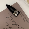 Fermaglio vintage in velluto nero con gemma grigia, perla e strass brillanti - Perla Rotonda
