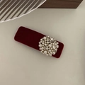 Dettaglio di un fermaglio per capelli in velluto bordeaux con perle e strass eleganti - Stile Perla Strass