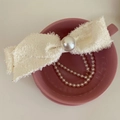 Detalle de pinza de lazo en tweed blanco con perla grande y cadenas de cuentas colgantes - Blanco Roto