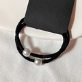 Dettaglio di un elastico per capelli nero con perle sintetiche argento lucido su tessuto - Increspato / Nero