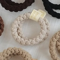 Chouchou en peluche tricoté à la main couleur café avec étiquette en cuir - Beige