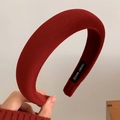 Details des roten Samt-Haarreifens mit handgefertigtem Etikett und weicher Textur - Weinroter Beflockter Einfacher Stil