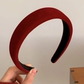 Detailansicht des dicken roten Samt-Stirnbands mit weicher Textur und Polsterung - Dunkelroter Samt Einfacher Stil